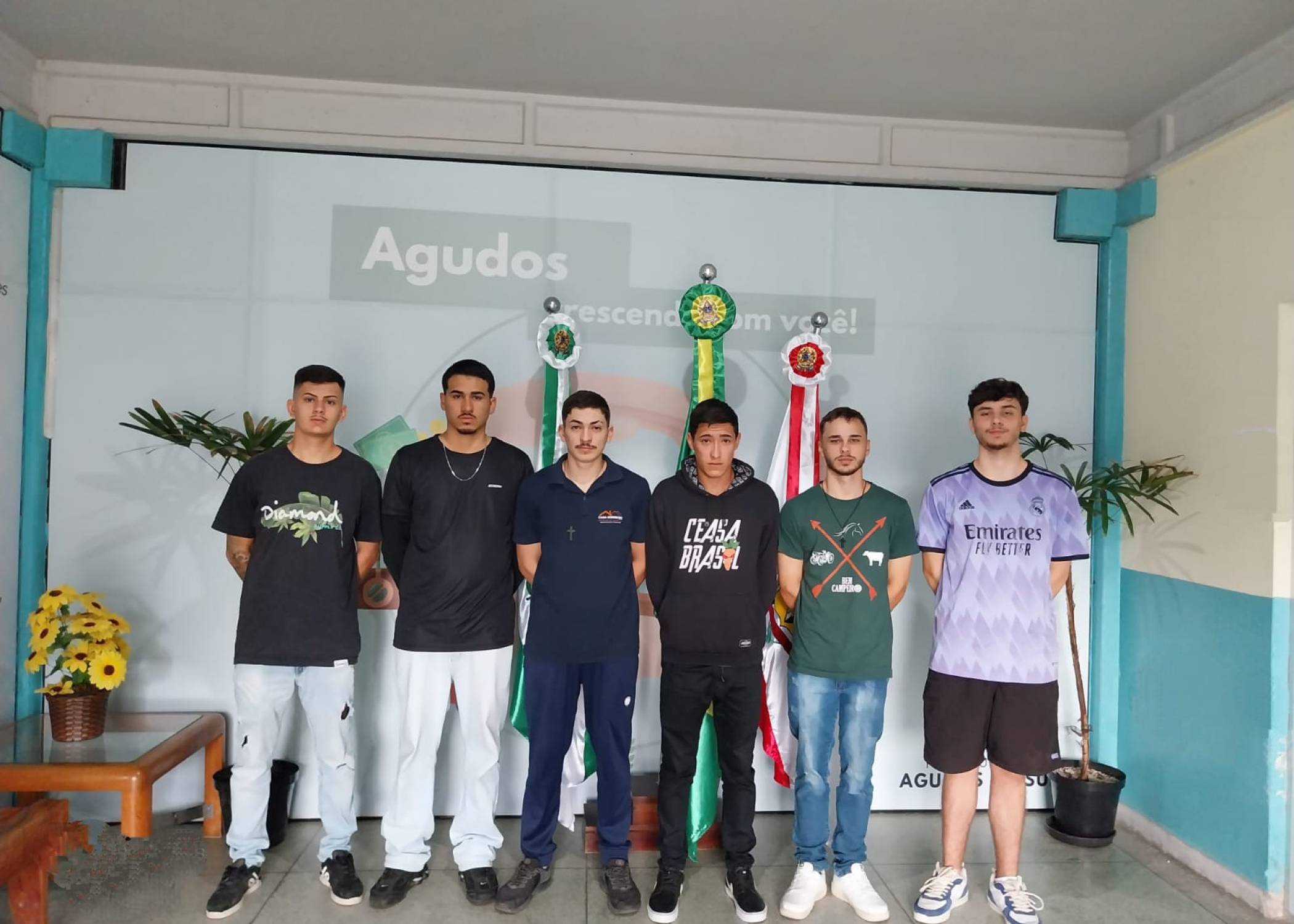 Jovens que completam 18 anos em 2024 realizam Juramento à Bandeira 